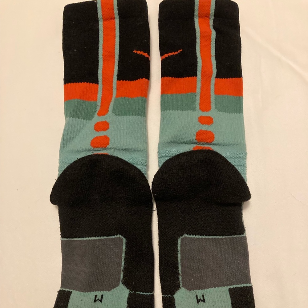 Nike Elite Socks Mens size 6-8, Womens size 6-10